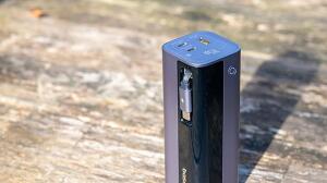 Esta batería de Baseus carga el portátil y el móvil, y tiene luz LED: la llevo siempre de viaje