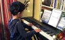 Kian, el niño sordo de 7 años que habla tres idiomas y toca el piano