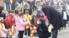 Los Reyes visitan un centro de mayores y se dan un paseo por el pueblo