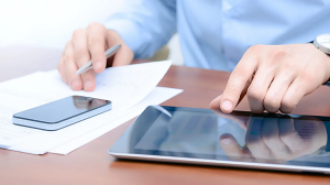 Una tablet con IA, teclado y lápiz que sirve para trabajar, estudiar y dibujar sin complicarse la vida