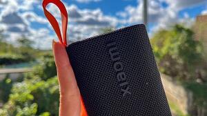 Media hora a un metro bajo el agua: el altavoz de bolsillo de Xiaomi se va a la piscina contigo