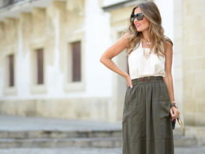 Un look perfecto con falda midi