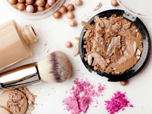 ¿Cómo resucitar los cosméticos en lugar de tirarlos a la basura?