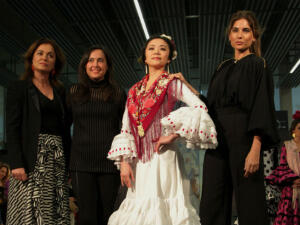 Lourdes Montes presenta el primer traje de flamenca confeccionado con tejido reciclado