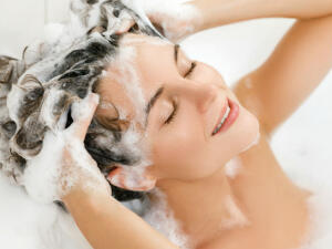 ¿Para qué sirve el champú de carbón?