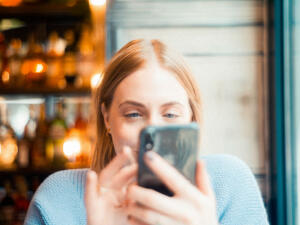 ¿Cómo evitar que la luz azul de las pantallas afecte a tu piel?