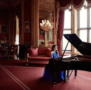 Kate Middleton de azul klein al piano en Eurovisión 2023