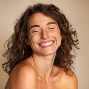 Los parches antiojeras que te darán efecto ocho horas de sueño en solo 15 minutos