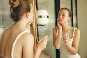 Los seis beneficios más potentes del retinol, el principio activo efecto goma de borrar