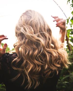 Cabello sano y fuerte en verano. Los antioxidantes bebibles que lo protegen del sol