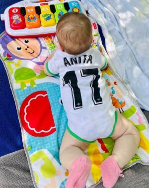 La nieta de Ana Obregón ya posa con la camiseta del Betis de Joaquín