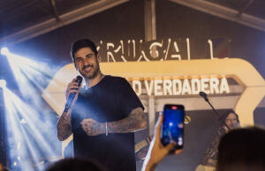 Melendi revoluciona una fiesta de celebrities e influencers en Sevilla