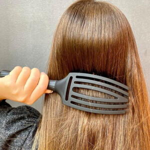 Así debemos limpiar el cepillo del pelo para mantener el cabello limpio más tiempo