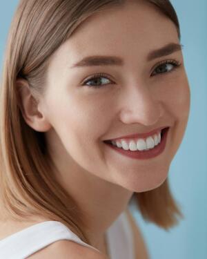 Estos son los alimentos que debes evitar para conseguir unos dientes más blancos