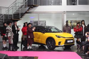 Moda y motor se dan la mano en el desfile de presentación del nuevo Lexus LBX en Sevilla: estos son todos los detalles