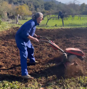 Laura Sánchez muestra su vida en el campo tras sembrar hortalizas: «El trabajo dignifica y cansa»