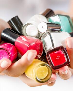 Dónde tirar los pintauñas una vez usados: trucos para reciclarlos correctamente