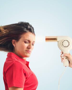 ¿Secador, plancha o tenacillas? Este es el aparato que más te estropea el pelo y por qué