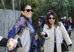 María del Monte responde por sevillanas a las preguntas sobre la relación de Isa Pantoja y su madre
