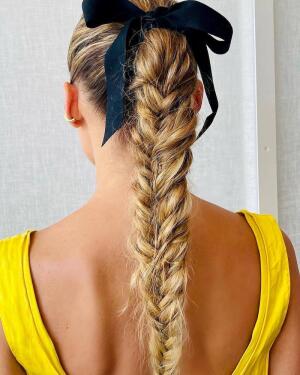8 ideas de peinados para lucir con lazos en el pelo y aprovechar esta tendencia