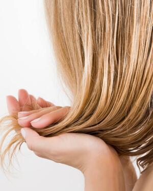 El truco para conseguir una melena brillante y suave consiste en lavarse el pelo con cerveza: ¿mito o realidad?