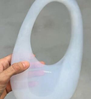 ‘Air Swipe Bag’, así es el nuevo bolso de aire y cristal de Coperni y la NASA