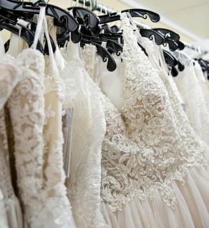 Tendencias en novias de primavera: estampados, encajes y con capa