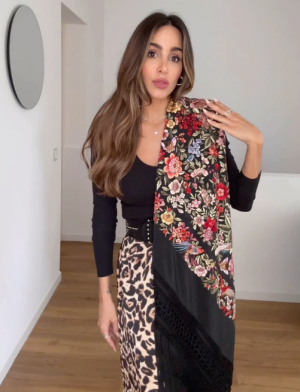 Artesanía Textil, la tienda sevillana de mantones que ha conquistado a Rocío Osorno