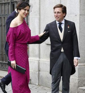 Así ha sido el look de Isabel Díaz Ayuso en la boda de José Luis Martínez-Almeida