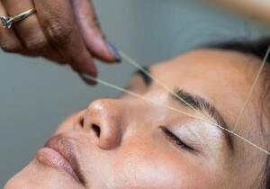 Depilación de cejas con hilo: ventajas y cómo hacerlo en casa