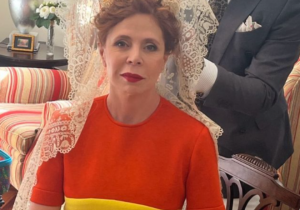 Agatha Ruiz de la Prada y su vestido ‘muy español’ en la jura civil de bandera de Sevilla