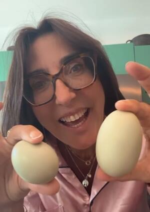 Paz Padilla deja a todos alucinados con los huevos verdes de su gallina: «Es una raza diferente»