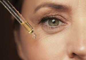 El sérum antiedad que triunfa entre mujeres de más de 40 años se hace en Sevilla