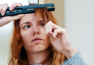Soy peluquera y esto es lo peor que puedes hacerle a tu cabello cuando te planchas el pelo