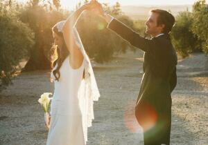 La novia que lució un precioso velo y un mantón bordado para su boda en Sevilla
