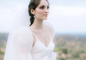 La novia que lució un vestido con mangas gigantes sin sentirse disfrazada