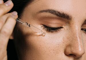 Ni parches ni pinchazos: el sérum que elimina las ojeras y las bolsas de los ojos en una semana