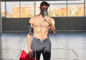 El radical cambio físico de Cayetano Rivera: con máscara y con capote en el gimnasio