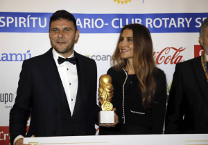 Joaquín pone fin a los rumores: reaparece con Susana Saborido en Sevilla