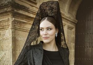 La tienda experta en mantillas está en este pueblo de Málaga: tiene abrigos especiales para Semana Santa