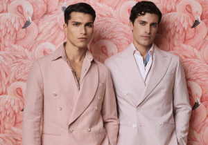 Trajes rosas con cangrejeras: esta famosa marca recupera la moda de los años 50