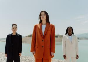 Sin tener que ir a la tintorería: así es como se lavan los trajes en casa