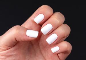 Una manicurista explica el único motivo por el que deberías pintar tus uñas en verano de blanco