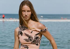 El tejido que parece lino pero no se arruga: el secreto de las sevillanas para ir impecables con 40 grados