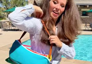 Esta chica convierte una toalla en un bolso de playa en menos de un minuto