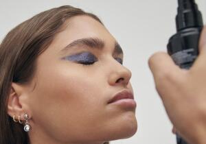 El fijador low cost que usan las maquilladoras para que el maquillaje aguante toda la noche