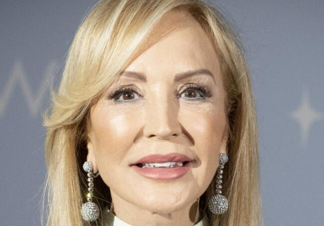 Los 4 mejores peinados cortos para mujeres mayores de 70 años con gafas, según un estilista profesional