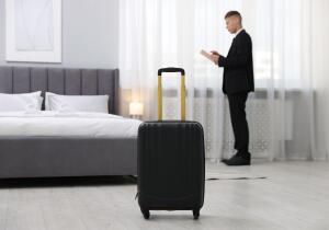 Por qué nunca debes dejar tu maleta de viaje en el suelo de la habitación del hotel