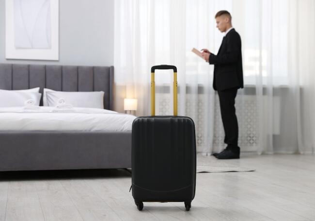 Por qué nunca debes dejar tu maleta de viaje en el suelo de la habitación del hotel