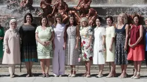 La reina Letizia y las primeras damas en La Granja: alpargatas, tonos 'nude' y vestidos estampados